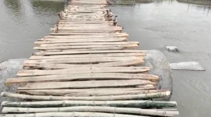 villagers built wooden bridge in lakhimpur kheri